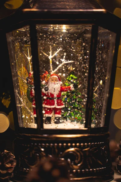 Weihnachtsmärchen-Laternen mit Schneefall-Effekt und Figuren im Inneren — Stockfoto