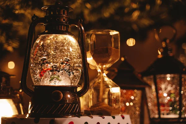 Zauberhafte Lichterketten stehen unter dem Weihnachtsbaum — Stockfoto