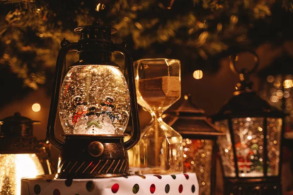 Zauberhafte Lichterketten stehen unter dem Weihnachtsbaum — Stockfoto