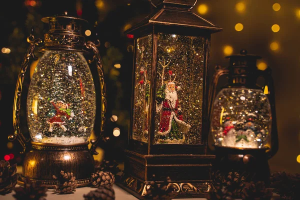 Weihnachtsfee Laternen mit Schneefall-Effekt und Figuren im Inneren — Stockfoto