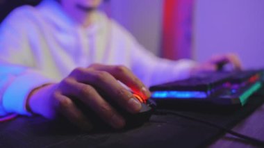 Çevrimiçi tetikçiyi oynayan genç bir oyuncunun ellerine yakın çekim