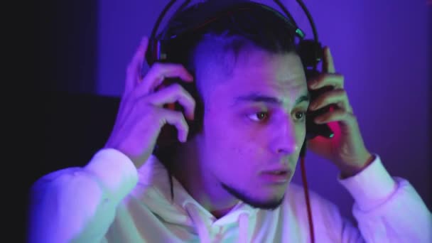 Gamer chico quita auriculares con micrófono de la cabeza — Vídeo de stock