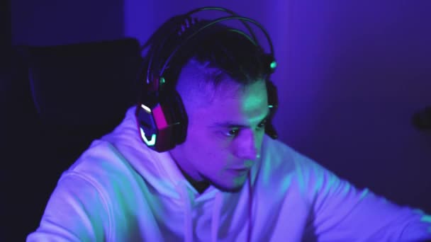 Närbild av gamer kille bär headset med mikrofon — Stockvideo