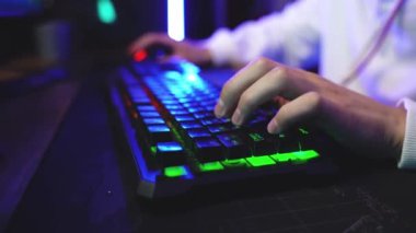 Online oyun oynayan genç bir oyuncunun erkek elleri