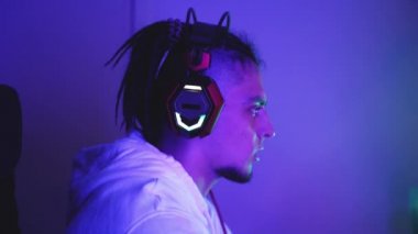 Çevrimiçi oyun oynayan bir oyuncunun yüz profili