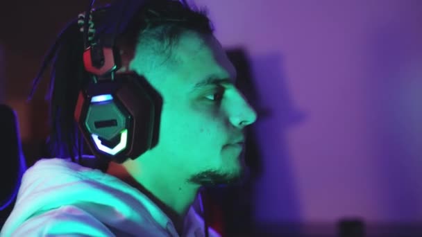 Gamer srác fülhallgatóval megvitatja a játékot a partnereivel — Stock videók