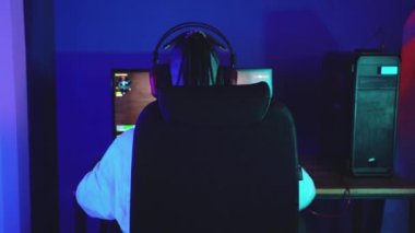 Çevrimiçi video oyunu oynayan profesyonel bir oyuncunun birinci şahıs çekimi