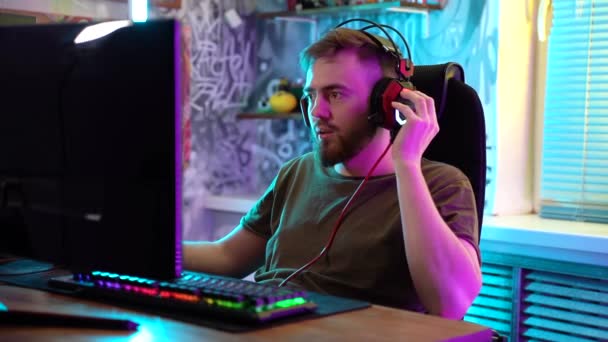Un ragazzo giovane giocatore sta emotivamente giocando un computer. — Video Stock