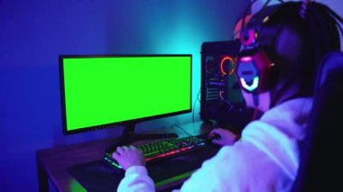 Genç bir adam bilgisayar oyunu oynuyor, ortakları tarafından hayal kırıklığına uğratılıyor.