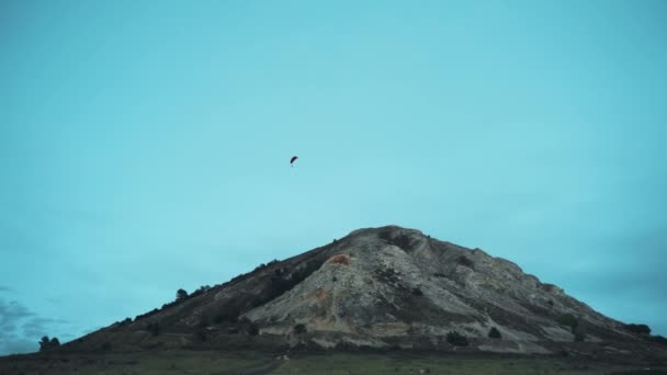 Het donkere silhouet van de Paraglider vliegt, zweeft in de lucht — Stockvideo