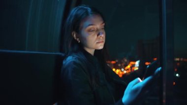 Esmer genç kadın dönme dolaba biniyor.