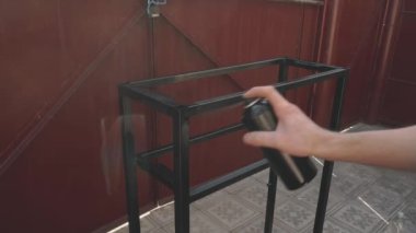 Bir adamın ellerinde siyah boyalı bir balon