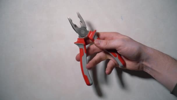 男性手握钳子，打开和关闭钳子 — 图库视频影像