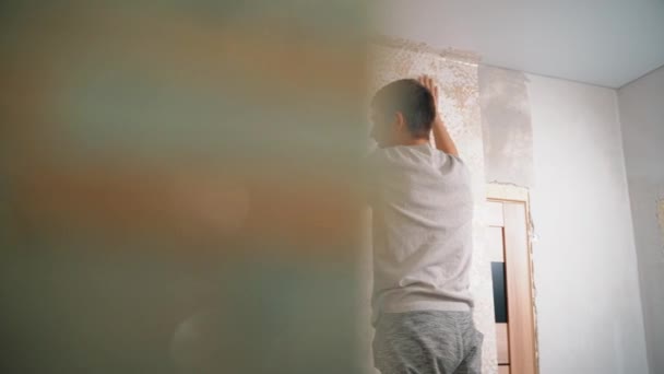 Joven familia haciendo renovaciones en su nuevo apartamento — Vídeo de stock