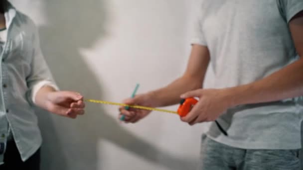 Young married couple doing renovations in their new apartment — Stok video