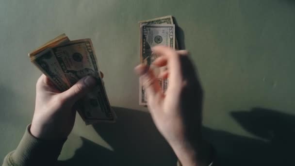 Mužské ruce počítají dolarové bankovky na pěkném zeleném pozadí — Stock video