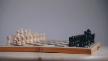 Satranç tahtasının dairesel hareketleri ve açıkta kalan parçaları bir yerde.