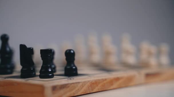 Chessboard with exposed pieces, change of focus from black to white — Stock Video