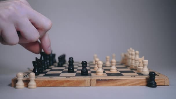 两个人在棋盘上玩耍，一个人的手在移动一块棋子 — 图库视频影像