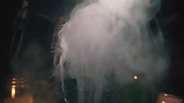 Uma figura misteriosa de um crânio, inchado com espessa fumaça branca — Vídeo de Stock