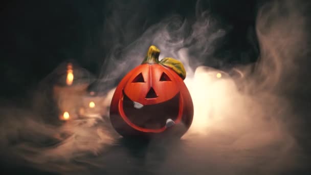 Oranžová halloween dýně záhadně foukal s hustým bílým kouřem — Stock video