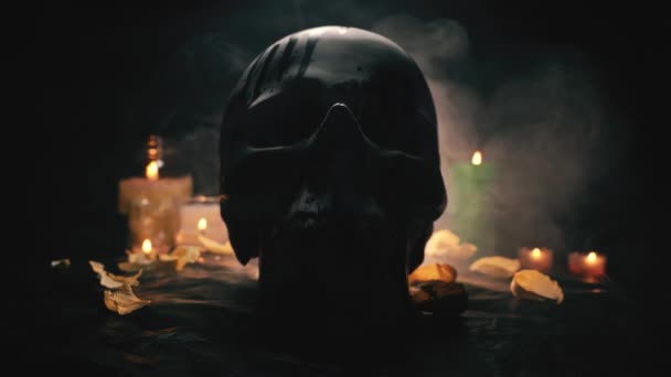 A aparência de um crânio em fumaça do escuro em um ambiente esotérico — Vídeo de Stock