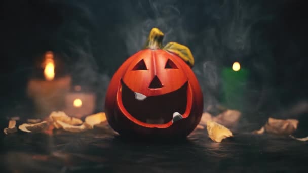 Laranja abóbora halloween misteriosamente soprado com fumaça branca — Vídeo de Stock