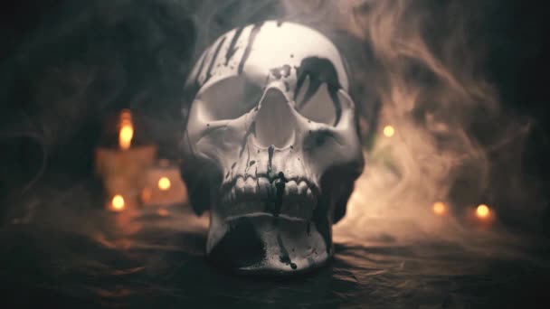 Geheimzinnige witte schedel in zwarte druppels verf — Stockvideo