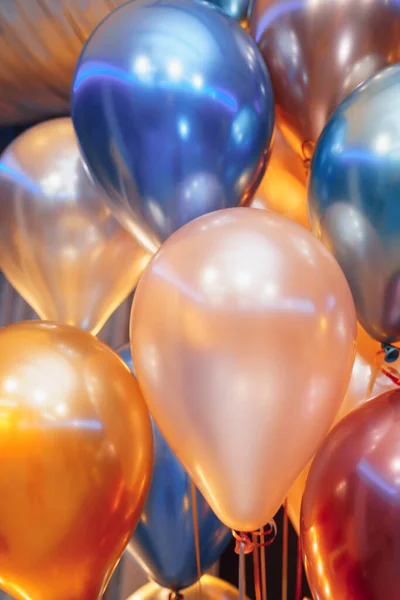 Bir avuç güzel krom helyum balonu bir çocuğun doğum günü için.