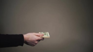 Parayı elden ele transfer et. Para üzerine iş tokalaşması.