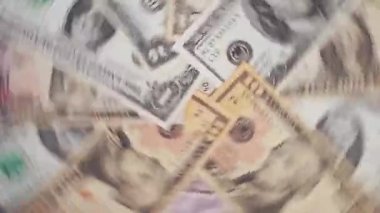 Yeşil banknotlar, ahşap bir masanın üzerinde bir yığın halinde yatar ve hızlı bir atış yapar.