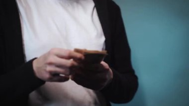 Parayı elden ele transfer et. Para üzerine iş tokalaşması.