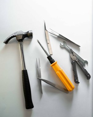 İnşaat araçları kaotik bir şekilde gri bir arkaplanda yatar