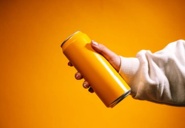 Kadın eli sıkar demir gibi boş bir teneke kutuyu