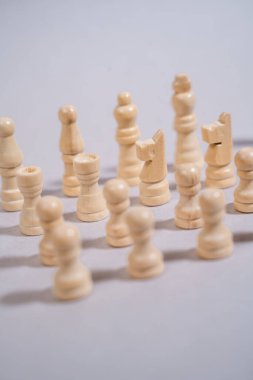 Beyaz satranç taşları gri izole arkaplan, rekabet, iş oyunu
