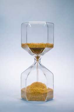 İçinde altın kum akan kum saati, sonsuz zaman, sonsuzluk, iş zamanı.