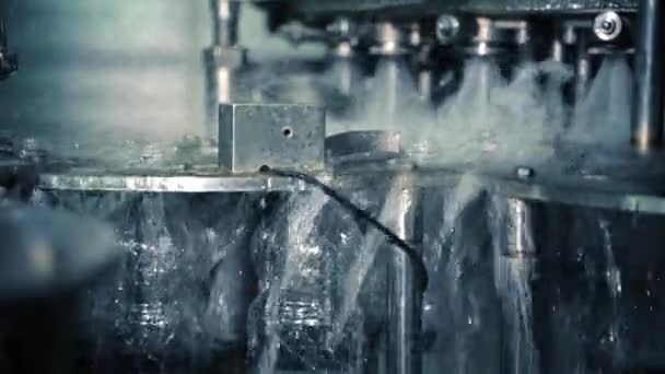 Botol plastik atau galon untuk air minum yang dimurnikan — Stok Video