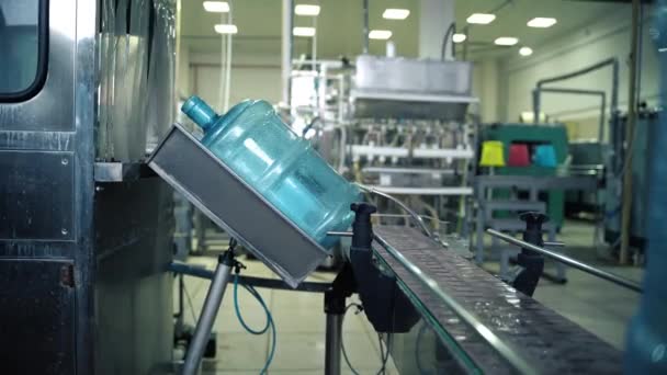 Préparation automatique d'une bouteille d'eau de 19 litres sur un convoyeur — Video