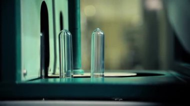Şişmeden önce arıtılmış içme suyu için plastik şişeler.