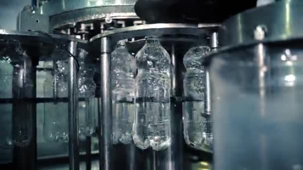 Bir kuyudan arıtılmış içme suyu şişeleme tesisi — Stok video