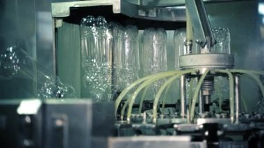 İçme suyunu doldurmak ve süzmek için modern otomatik sistem