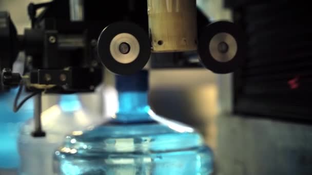 Laser printing of the bottling date on a batch of purified drinking water — Vídeo de stock
