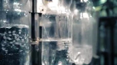 İçme suyunu doldurmak ve süzmek için modern otomatik sistem