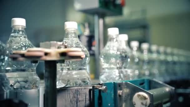 Sprawdzanie integralności butelki lub galonu na specjalnym sprzęcie — Wideo stockowe