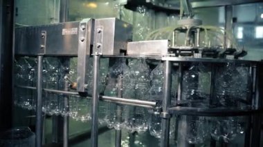 Bir kuyudan arıtılmış içme suyu şişelemek için bitki.