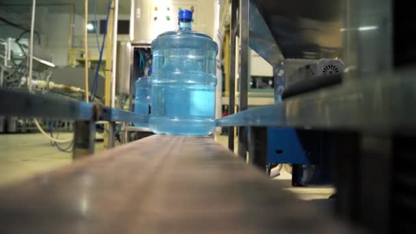 음료수 공장의 컨베이어 벨트에 있는 새로운 플라스틱 병들. — 비디오