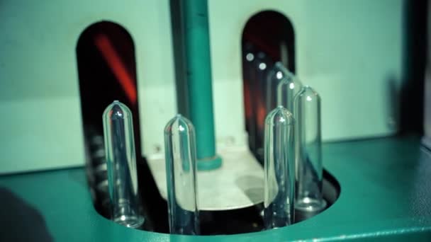 Sticle de plastic pentru apă potabilă purificată înainte de a umfla în timpul producției — Videoclip de stoc