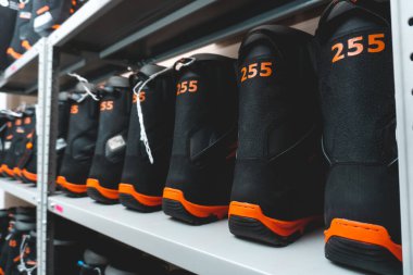 Snowboard ve kayak botları mağazadaki raflarda, kayak ekipmanları