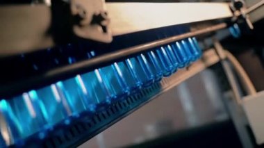 Boş plastik şişenin konveyör bandına önceden yerleştirilmesi