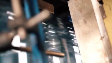 Boş plastik şişenin konveyör bandına önceden yerleştirilmesi